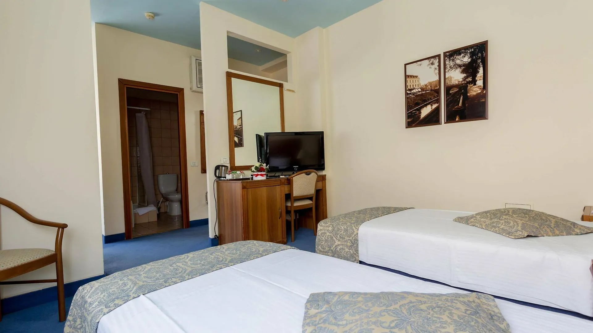 Hotel Opera By Zeus International Bucureşti 3*,
